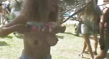 ທ່ານໝໍໃນຊຸດຊັ້ນໃນສີແດງວາງກົ້ນຂອງນາງໃສ່ອະໄວຍະວະເພດຊາຍ