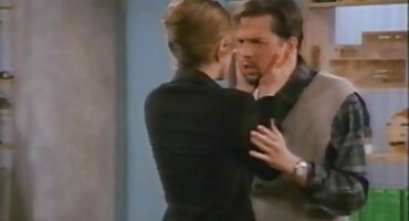 Babe ກັບກົ້ນງາມຂັບເຄື່ອນ dildo ຢາງ