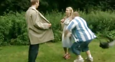 Stepmom ໂດດລົງເທິງ cock ຂອງ stepson ໃນຂະນະທີ່ພໍ່ຕື່ນເຕັ້ນທີ່ຈະເບິ່ງບານເຕະ