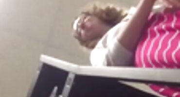 ຜິວເນື້ອສີຂາວ Busty ສຸດຫນຶ່ງ succhia