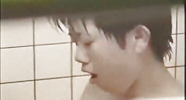 ສາວ Tattooed ໃຫ້ blowjob ກັບເພື່ອນ bo fri ກ່ອນເຂົ້ານອນ