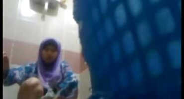 Horny ຍິງຫນຸ່ມ tits ໃຫຍ່ fucks guy cock