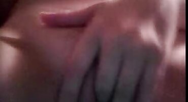 ຜິວເນື້ອສີຂາວໄດ້ຮັບ horny ແລະເຮັດໃຫ້ penis ໄຂມັນເຂົ້າໄປໃນຊ່ອງຄອດປຽກ