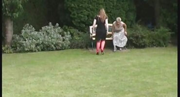 ຜິວເນື້ອສີຂາວ Glamorous ມີຫູ cat fucks ກົ້ນງາມຂອງນາງ