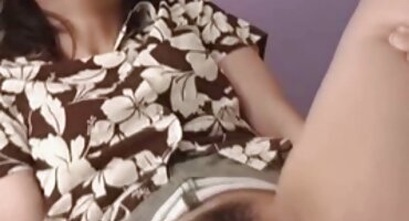 ເດັກຍິງລັດເຊຍ Naughty ກັບ pussy ຂອງນາງໃນຂະນະທີ່ນາງຮັກແມ່ນຢູ່ບ່ອນເຮັດວຽກ