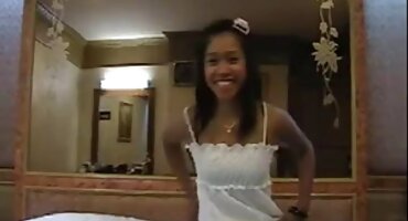 ໄວລຸ້ນ Horny ເອົາສຽບຮູທະວານໃນກົ້ນຂອງນາງແລະ dildo ໃນ Pussy ຂອງນາງ